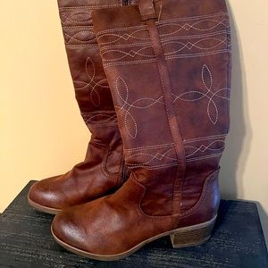 Size 11, Arizona boots